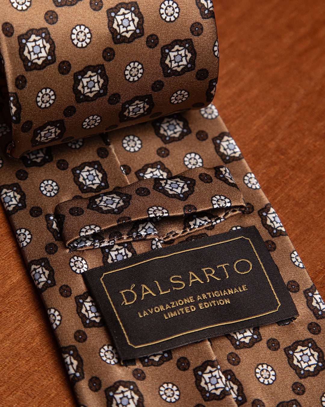 Cravatta Bronzo Fantasia Fiori Bianchi e Marroni