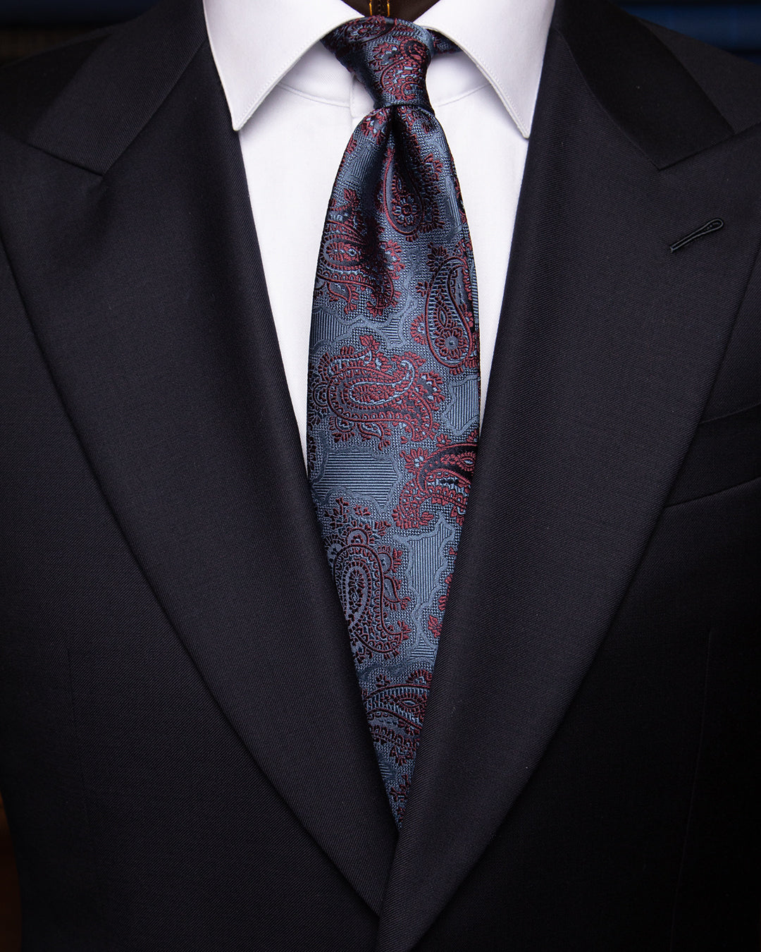 Cravatta blu scuro e grigia con motivo paisley Cravatta blu scuro e grigia con motivo paisley