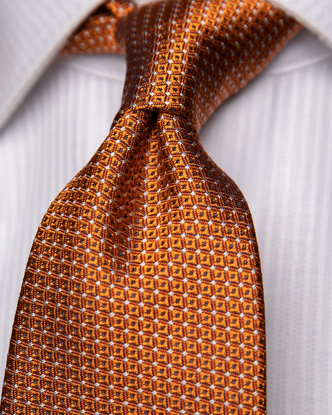 Cravatta Jacquard Arancione Ruggine Con Rombi Tonali E Accenti Avorio