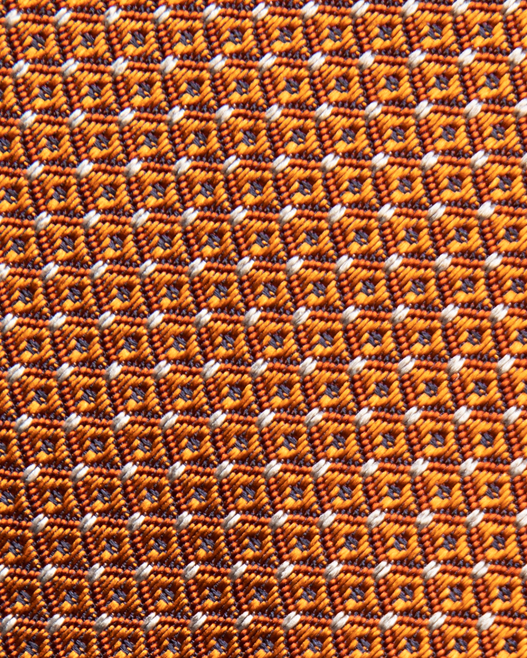 Cravatta Jacquard Arancione Ruggine Con Rombi Tonali E Accenti Avorio