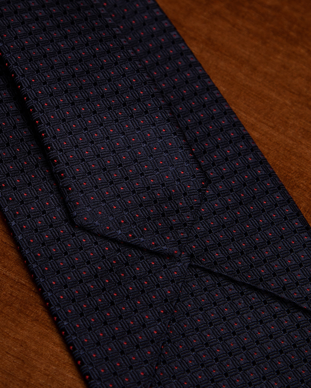 Cravatta Jacquard Blu Notte Con Griglia Blu Notte E Puntini Rossi