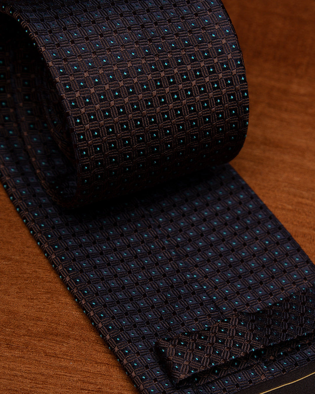 Cravatta Jacquard Blu Notte Con Griglia Marrone Caffè E Puntini Azzurri