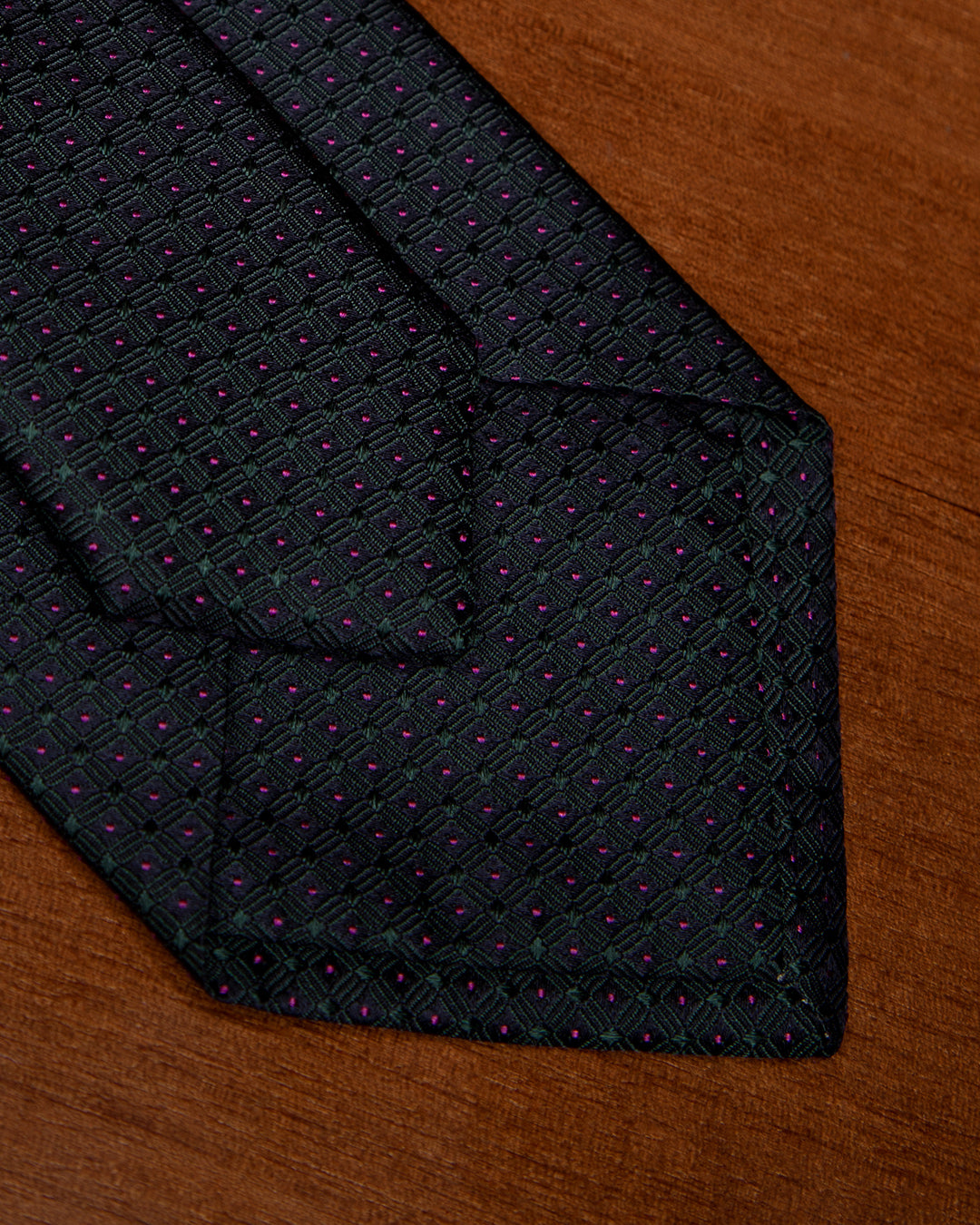 Cravatta Jacquard Blu Notte Con Griglia Verde Bosco E Puntini Magenta