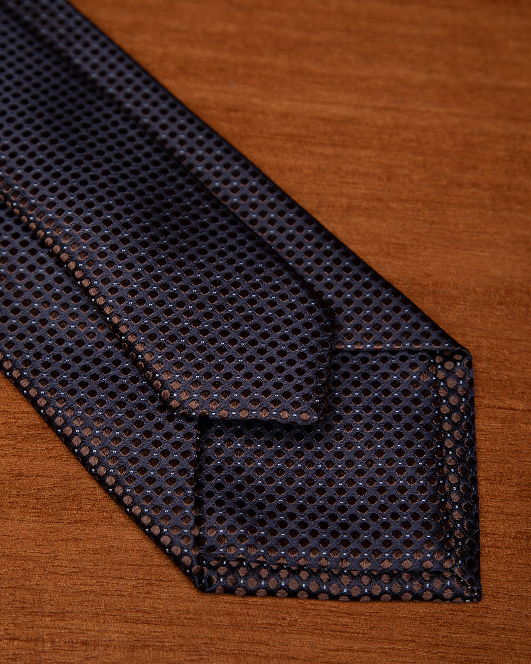 Cravatta Jacquard Blu Notte Con Microcerchi Marrone Caffè E Puntini Azzurri