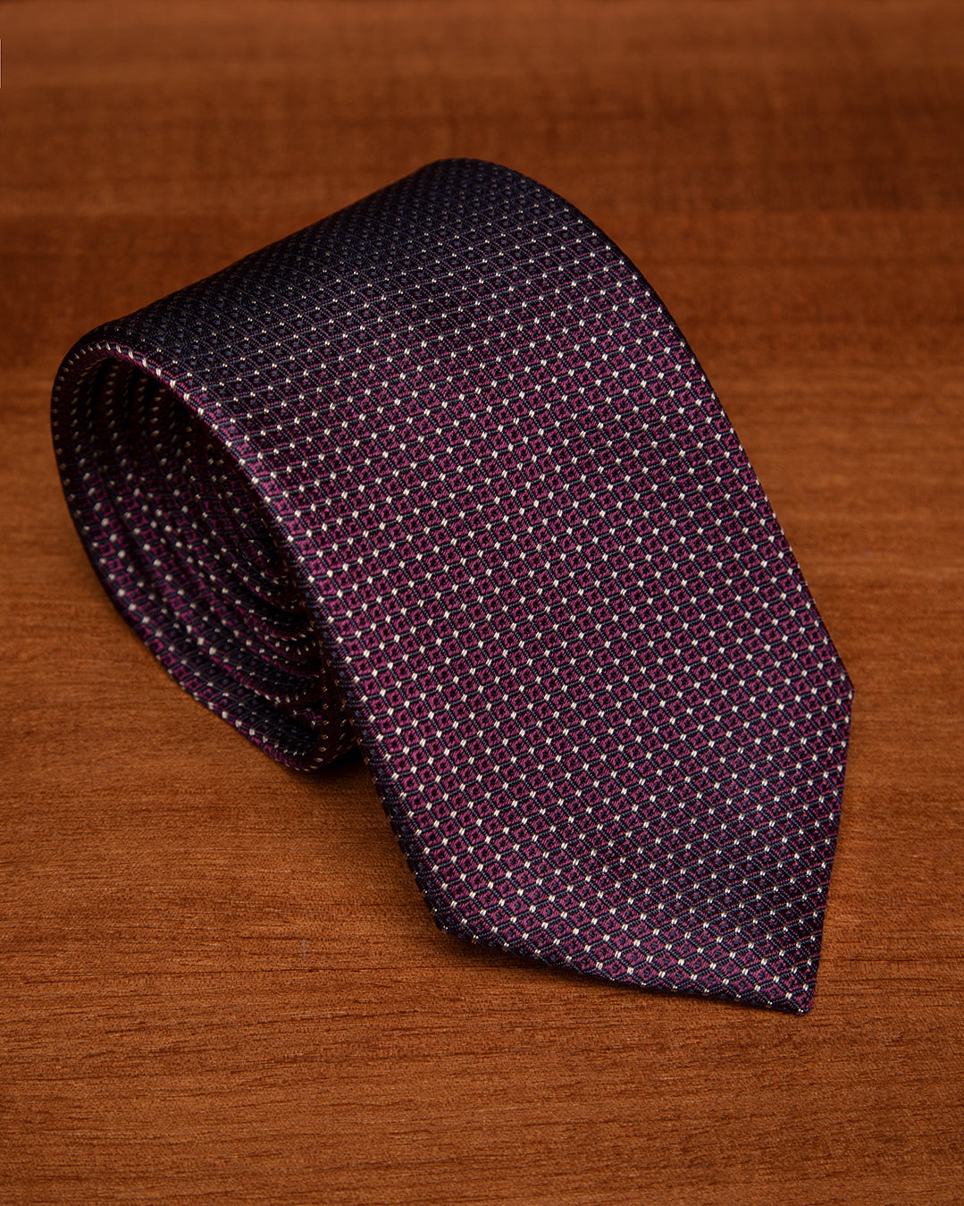 Cravatta Jacquard Blu Notte Con Rombi Bordeaux E Accenti Avorio