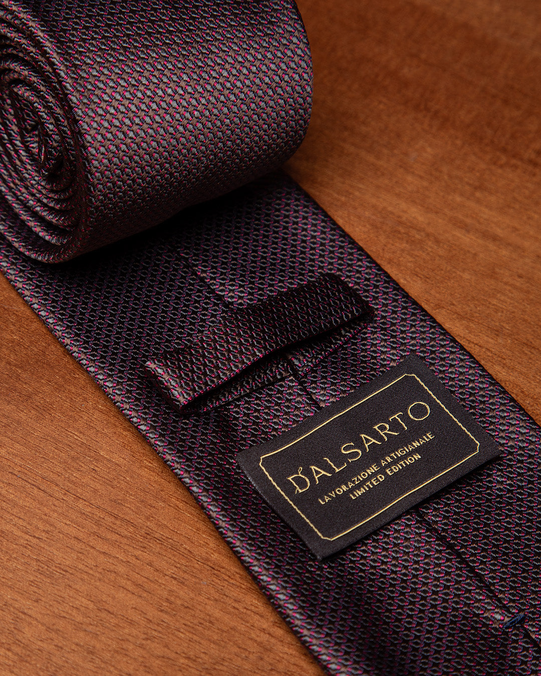 Cravatta Marrone con Micro-Jacquard Rosso
