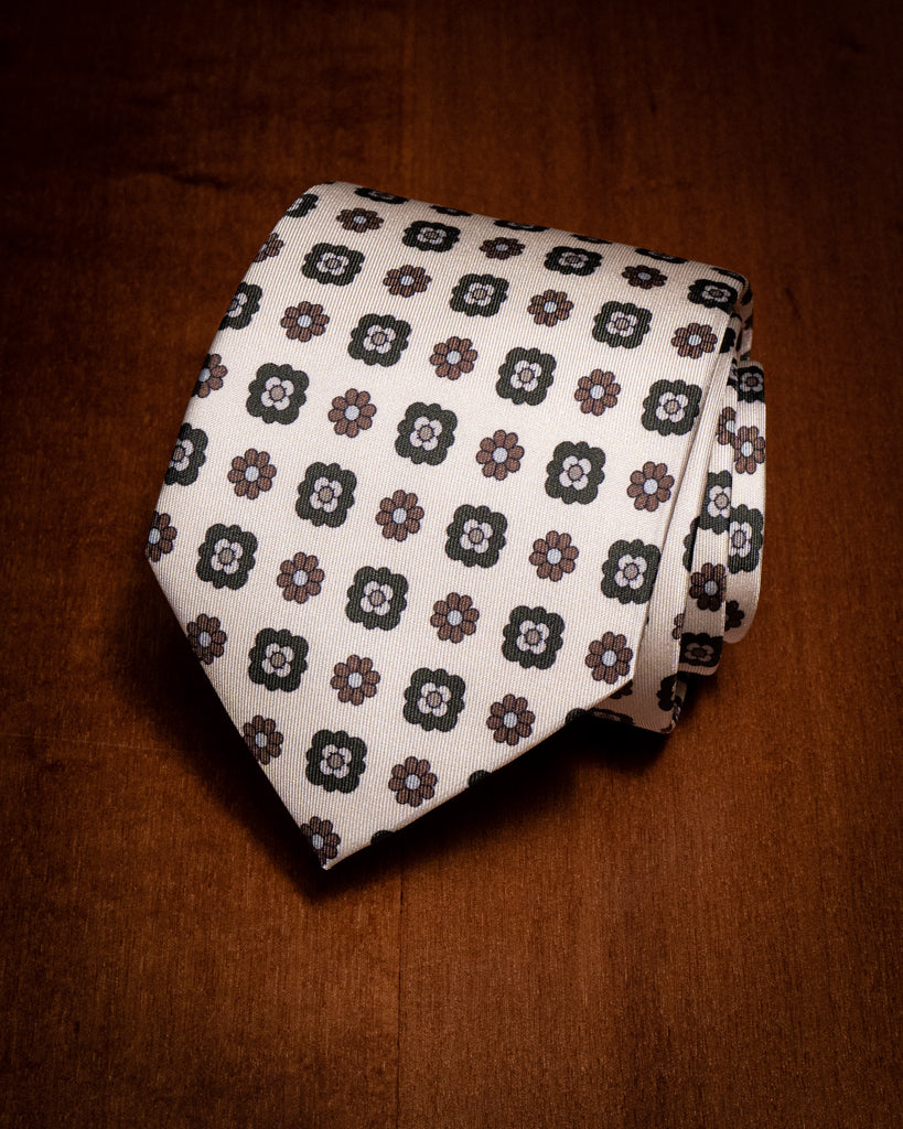 Cravatta Bianca con Fiori Verdi e Marroni