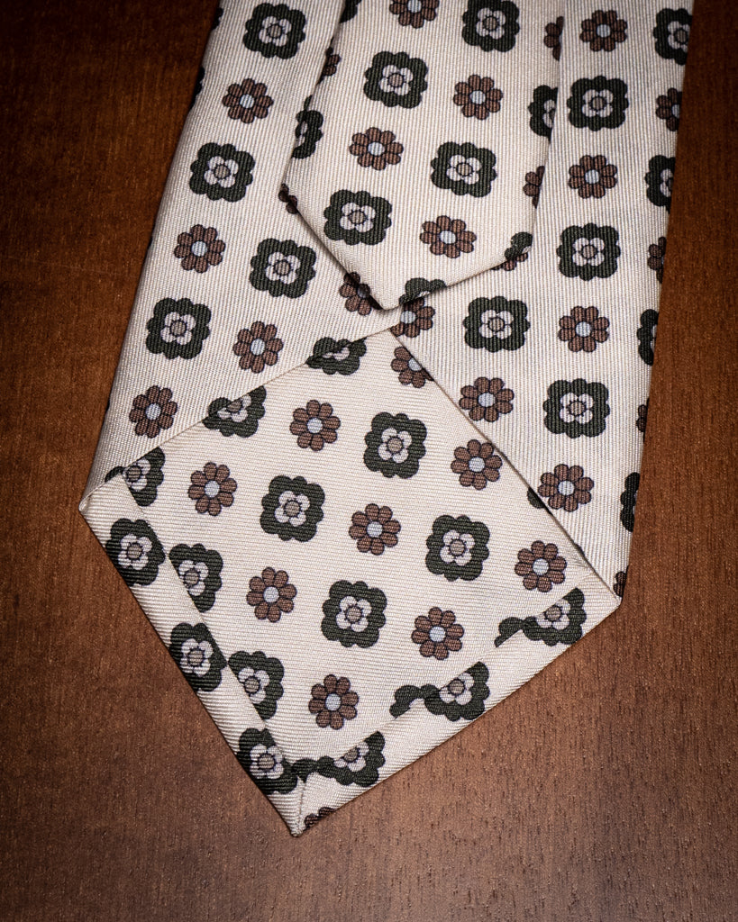 Cravatta Bianca con Fiori Verdi e Marroni