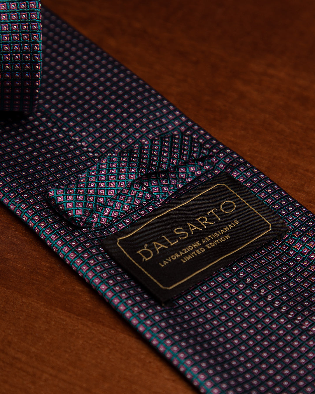 Cravatta Jacquard Bordeaux Con Microquadri Verde Smeraldo E Rosa Ciclamino