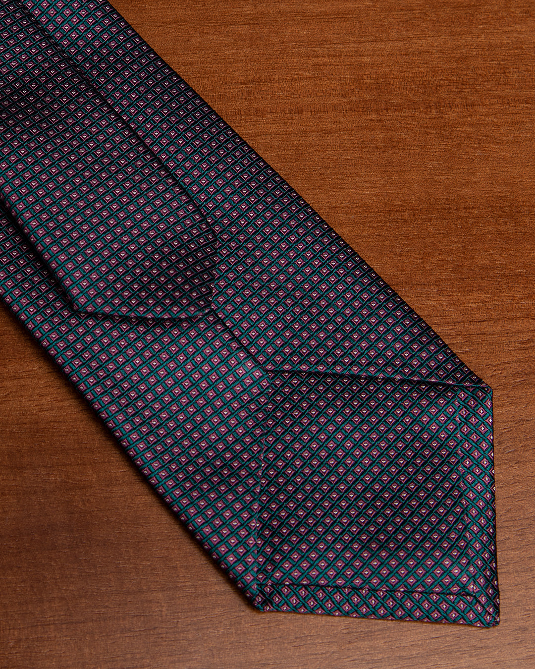 Cravatta Jacquard Bordeaux Con Microquadri Verde Smeraldo E Rosa Ciclamino