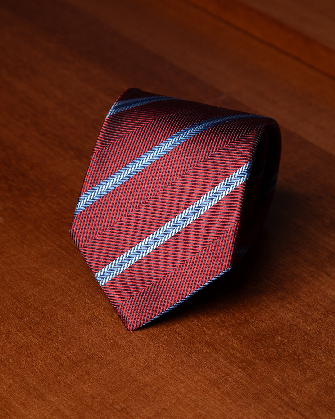 Cravatta Regimental Rossa-Azzurra con Trama Spinata
