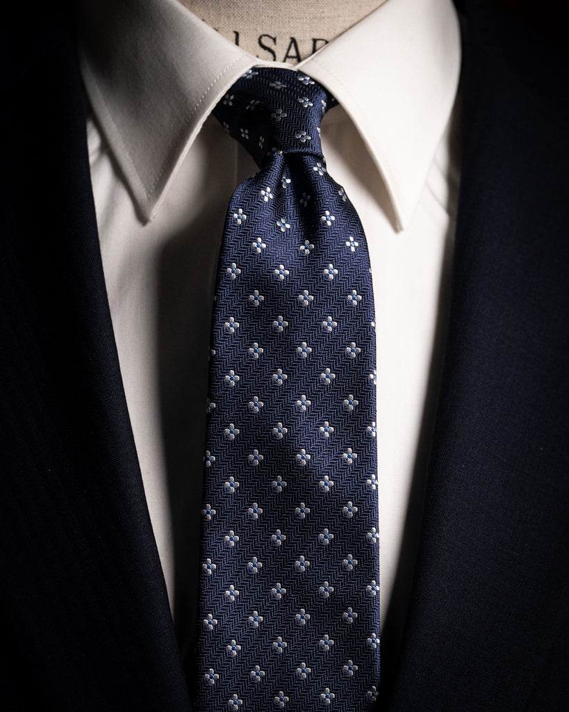 #color_blu notte con fiori bianchi