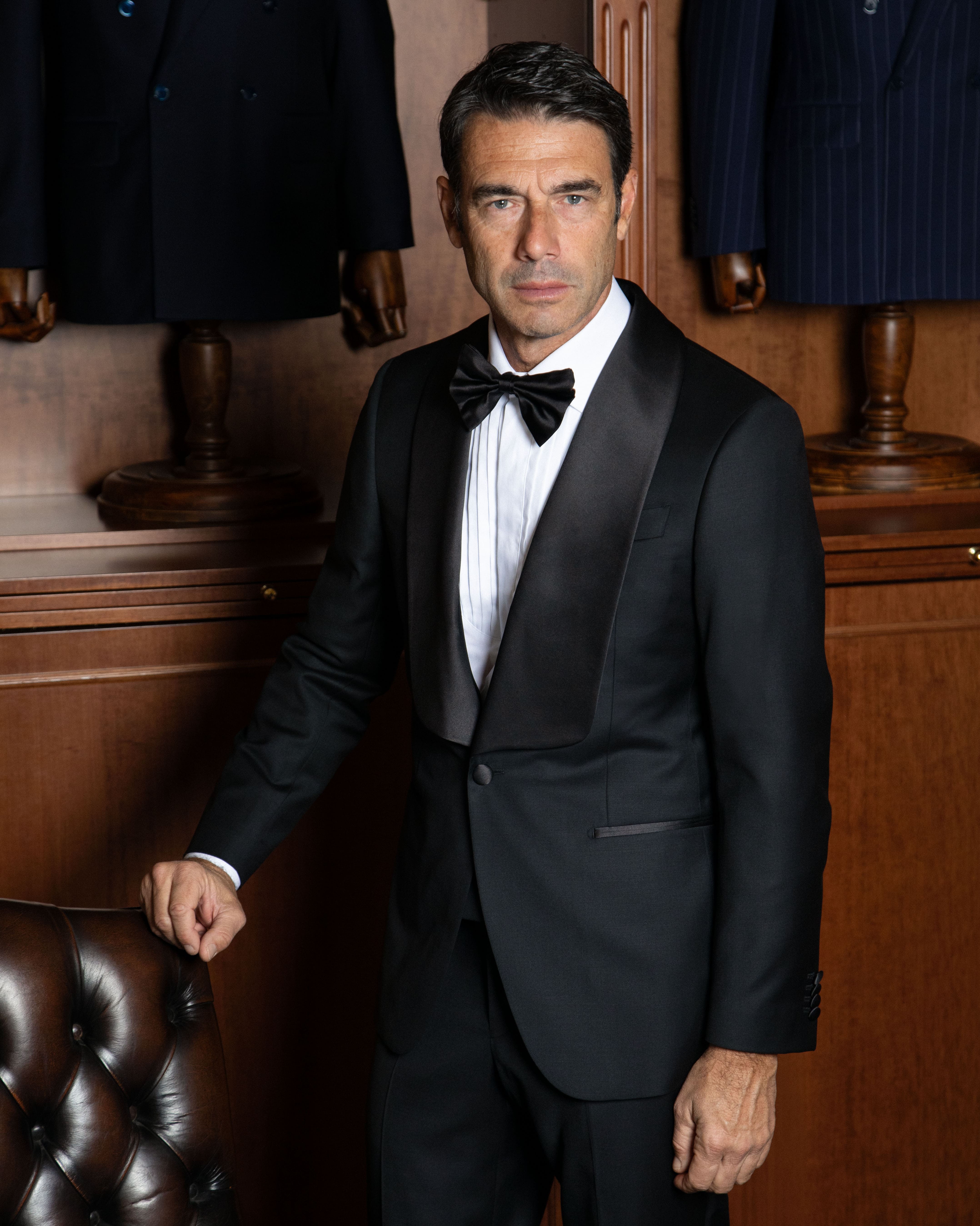 Guida all'Abito da Sposo: Come Scegliere il Vestito su Misura Perfetto per il Tuo Matrimonio