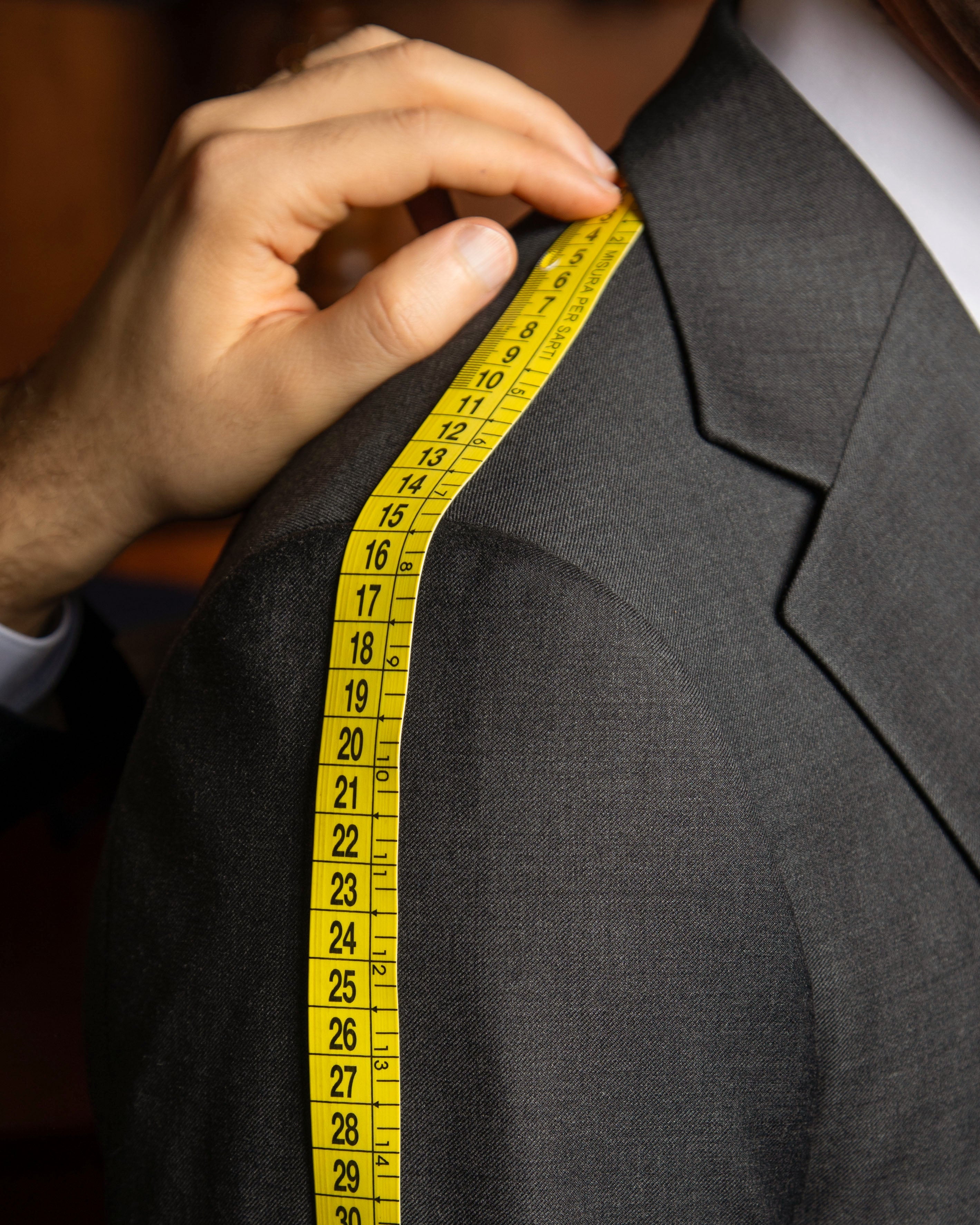 Il Tuo Primo Abito su Misura: Cosa Aspettarsi dall'Incontro con il Sarto e Come Prepararsi