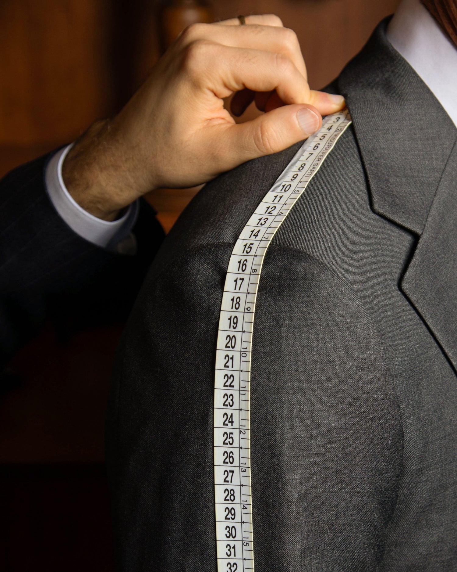 Dove Acquistare un Abito su Misura in Italia: Il Rito Sartoriale a Roma