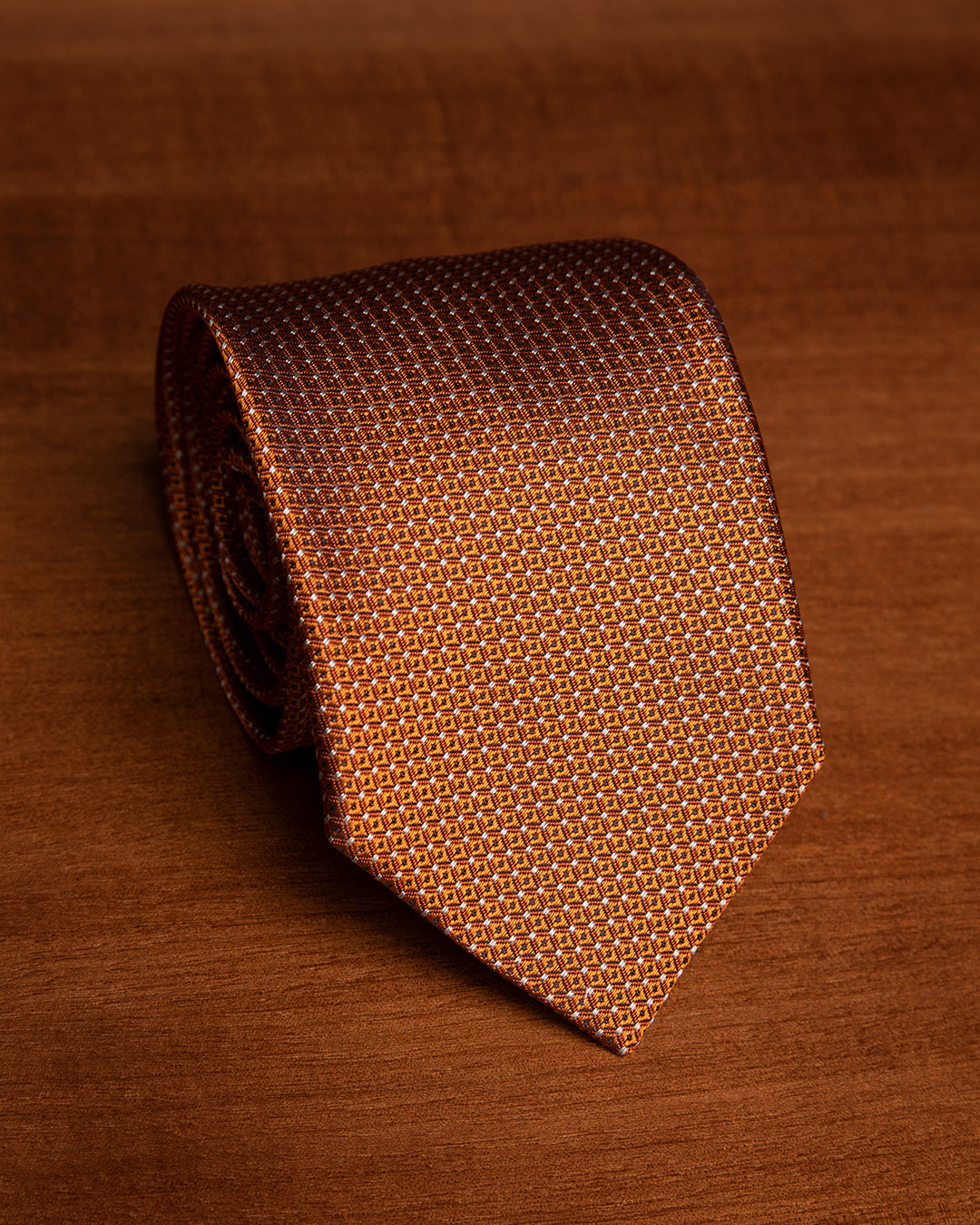 Cravatta Jacquard Arancione Ruggine Con Rombi Tonali E Accenti Avorio