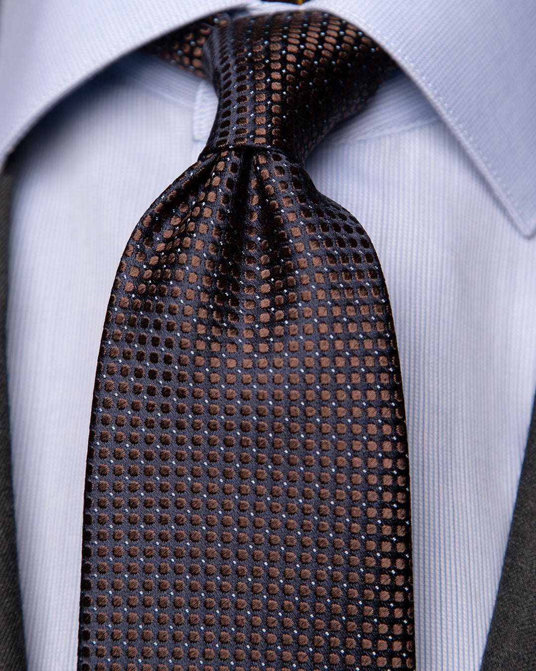 Cravatta Jacquard Blu Notte Con Microcerchi Marrone Caffè E Puntini Azzurri