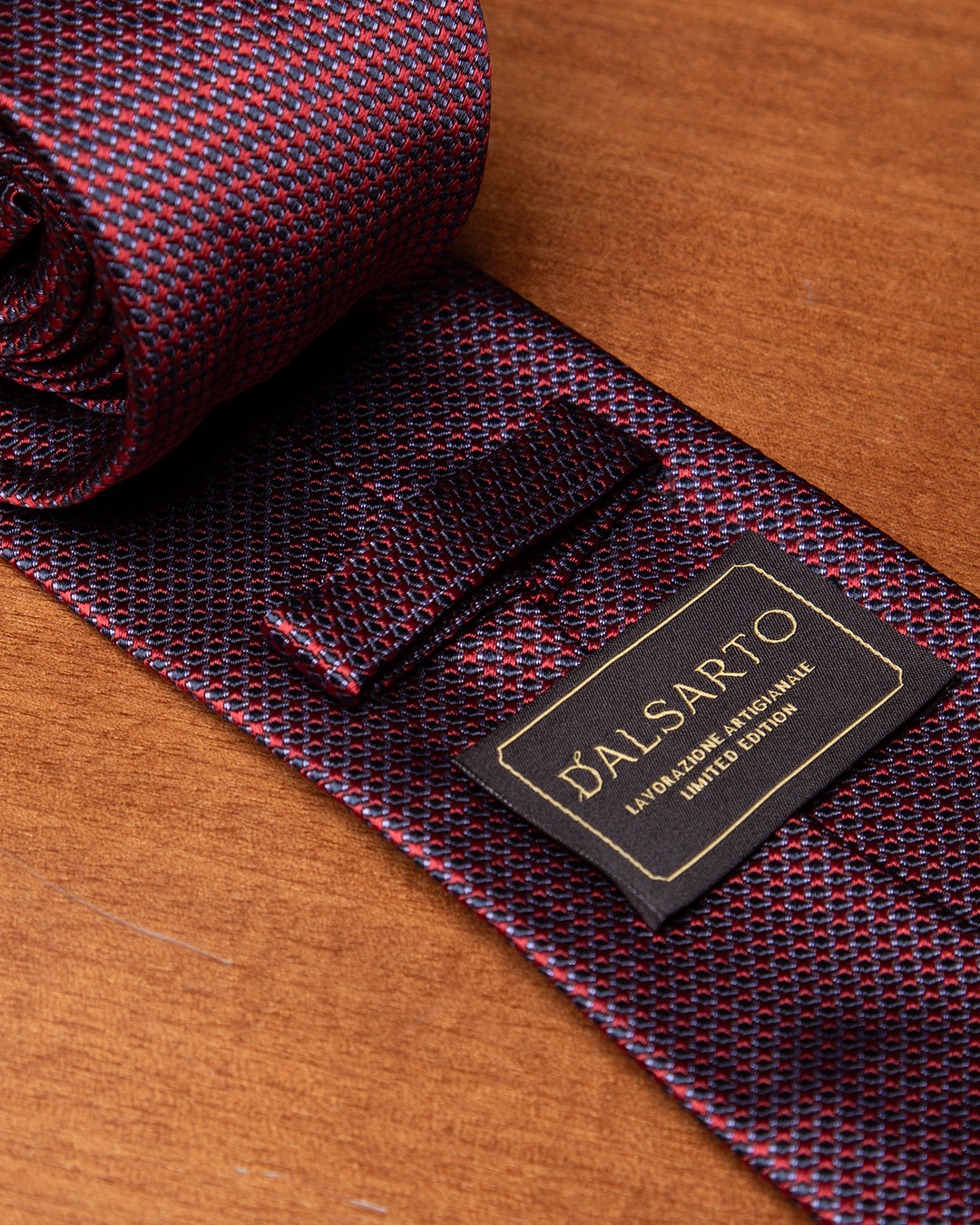 Cravatta Rossa con Micro-Jacquard Prugna