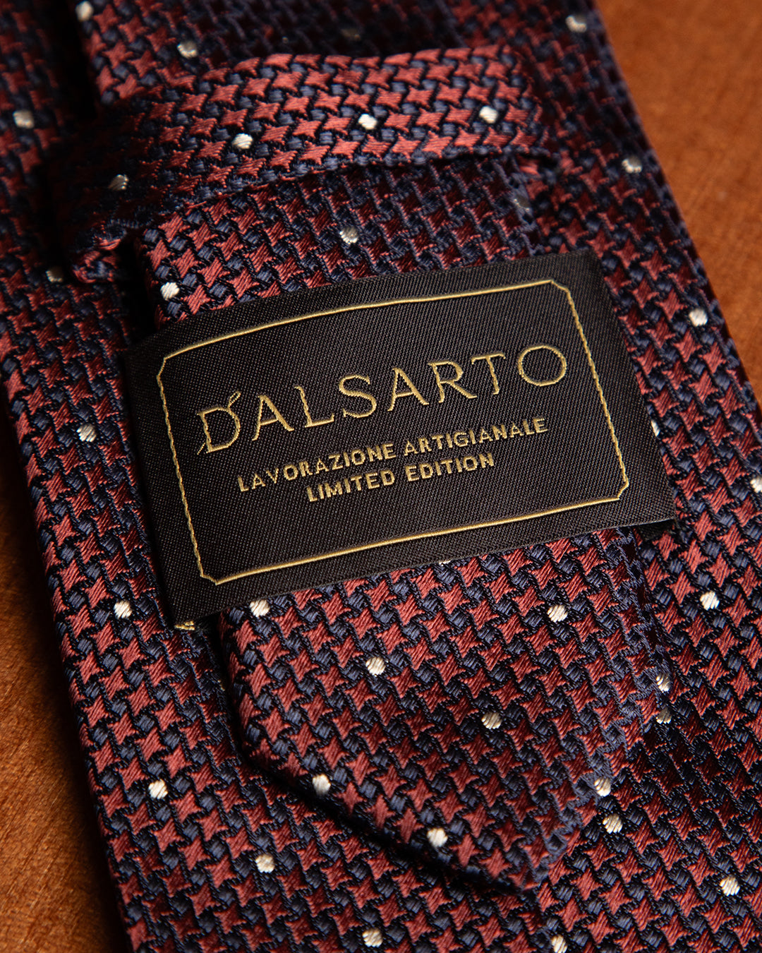 Cravatta Blu Elegante con Rombi Bordeaux