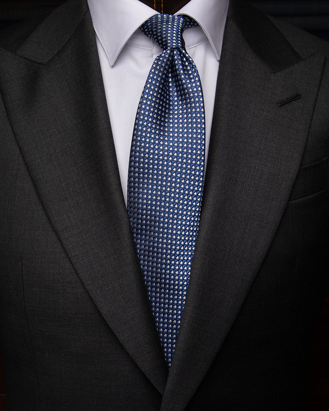 Cravatta Blu con Cuori Bianchi in Seta Raffinata