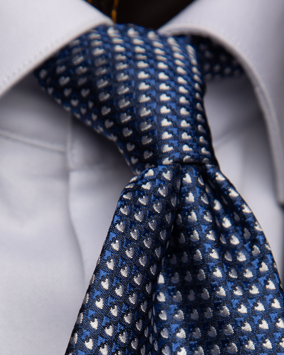 Cravatta Blu con Cuori Bianchi in Seta Raffinata