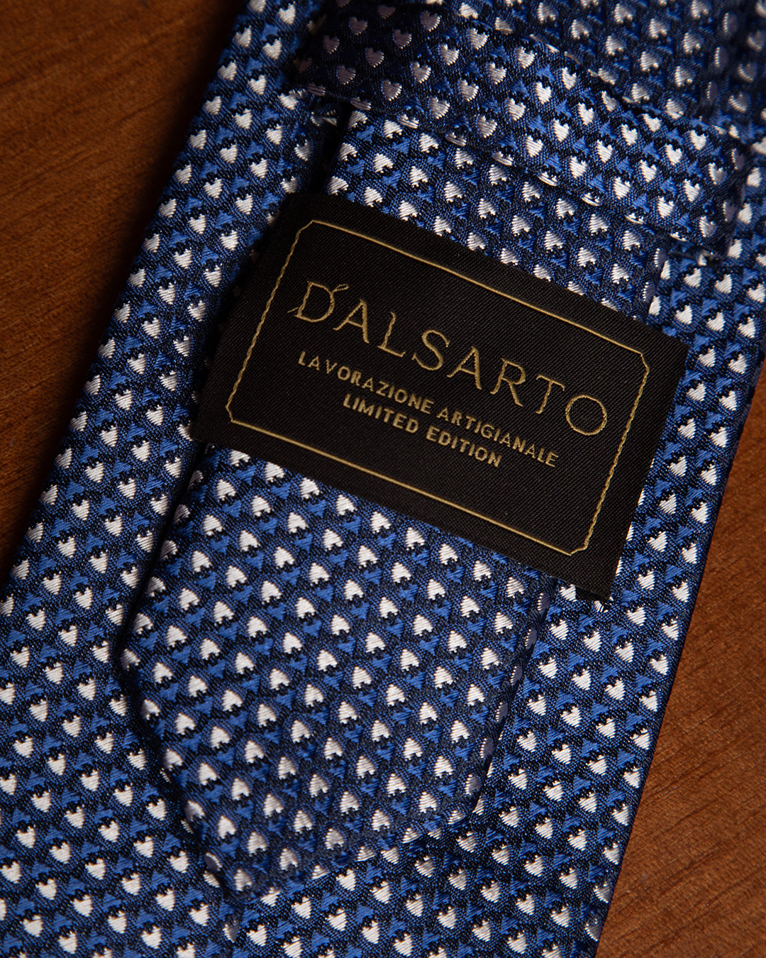 Cravatta Blu con Cuori Bianchi in Seta Raffinata