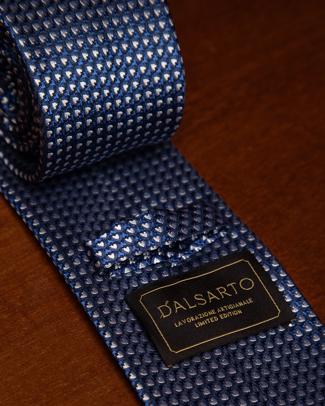 Cravatta Blu con Cuori Bianchi in Seta Raffinata