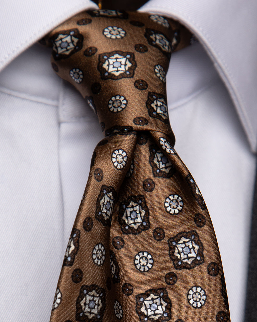 Cravatta Bronzo Fantasia Fiori Bianchi e Marroni