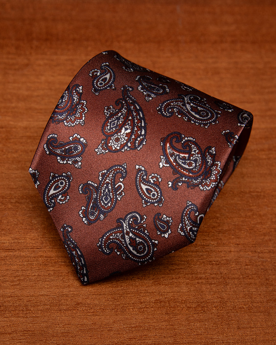 Cravatta Bronzo con Fantasia Paisley Blu e Rosso in Seta