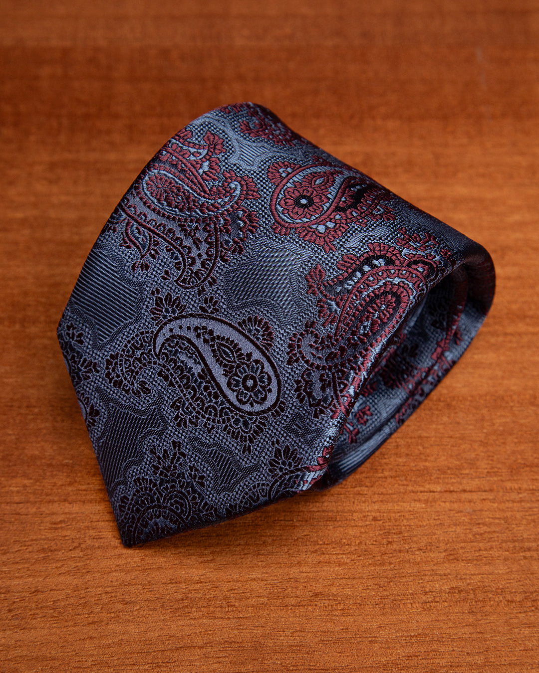 Cravatta Damascata Blu con Fantasia Paisley Rossa in Seta