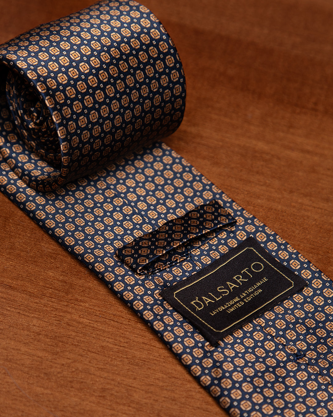 Cravatta Blu con Micro Motivo Greco Bronzo