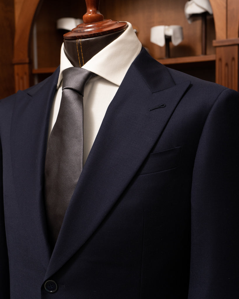 Abito Bernini Blu Scuro Tre Pezzi con Fodera Jacquard e Madreperla: Eleganza Versatile e Raffinata per Ogni Occasione.