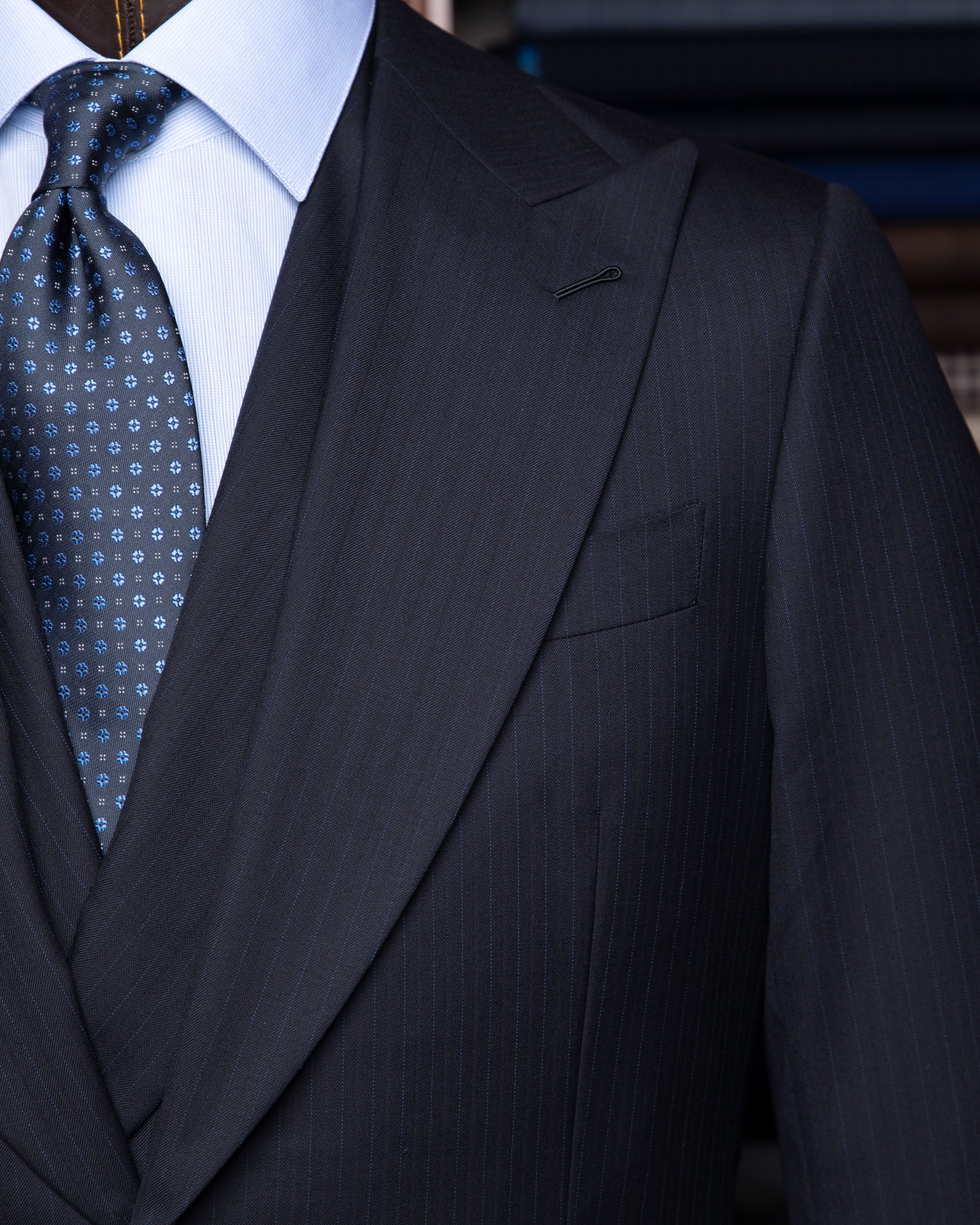 Abito Gessato Blu Navy con Righe Celesti