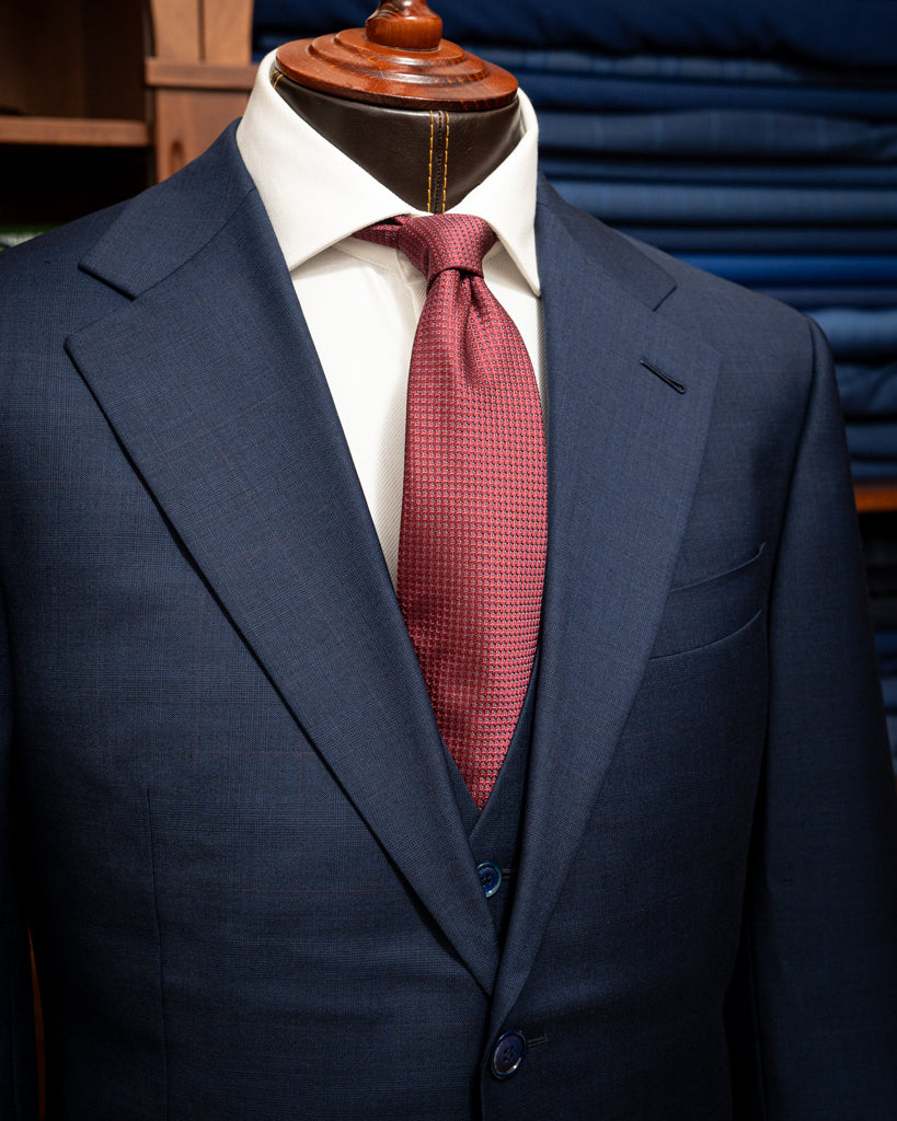 Abito Giotto Blu con Micro Quadri Rossi e Gilet