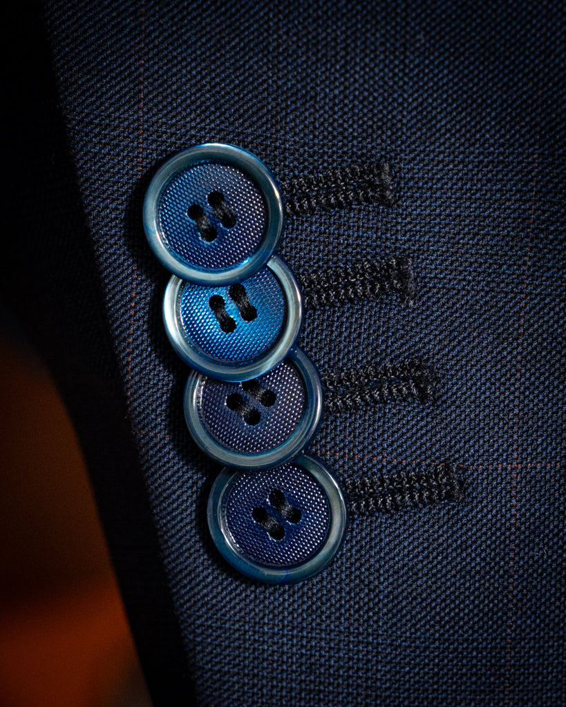 Abito Giotto Blu con Micro Quadri Rossi e Gilet