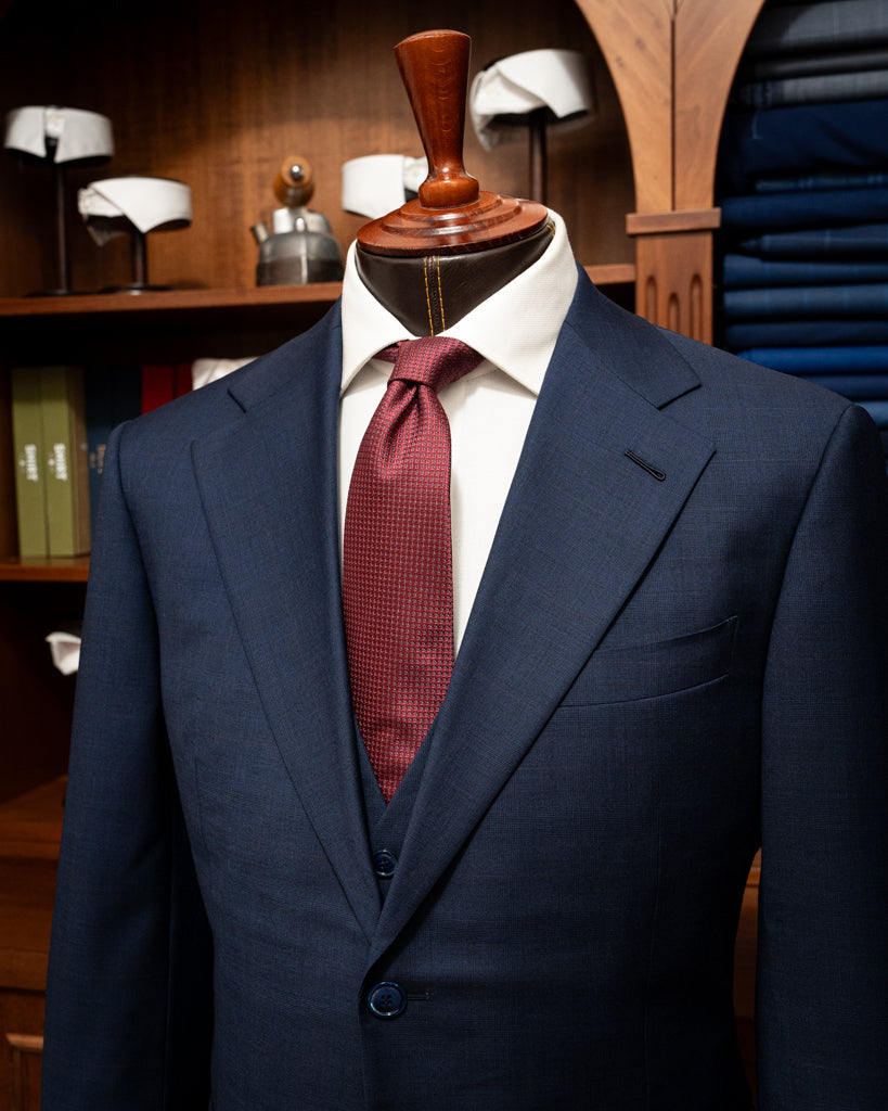 Abito Giotto Blu con Micro Quadri Rossi e Gilet