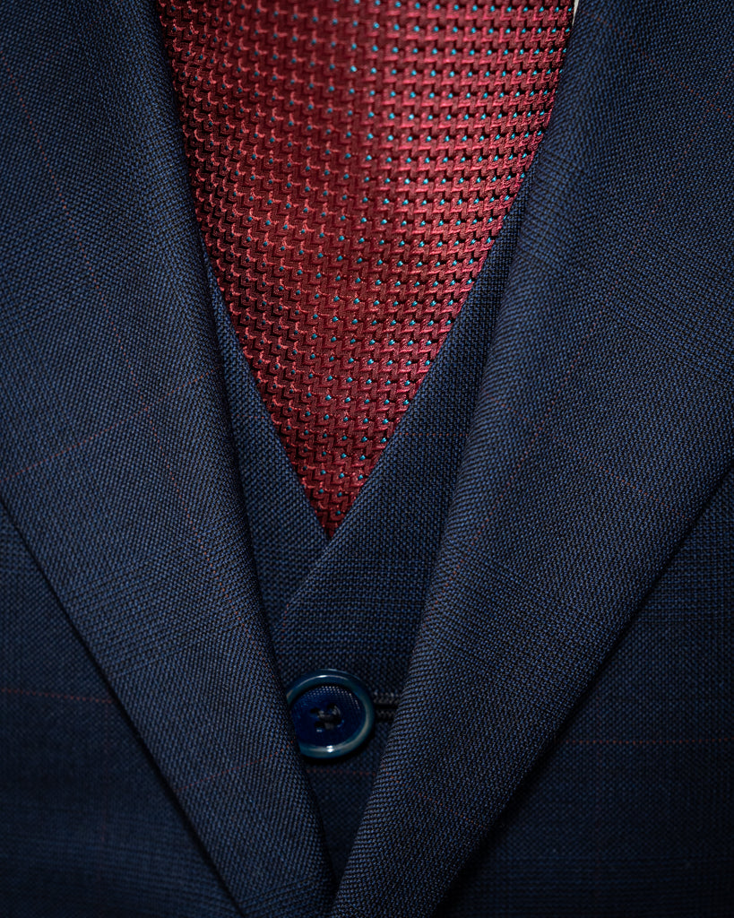 Abito Giotto Blu con Micro Quadri Rossi e Gilet