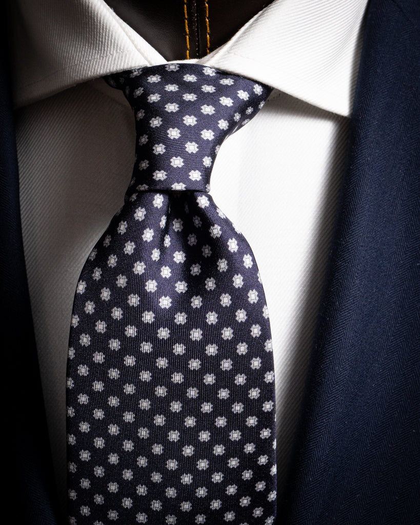 Cravatta Agostino Blu con Fiori Bianchi