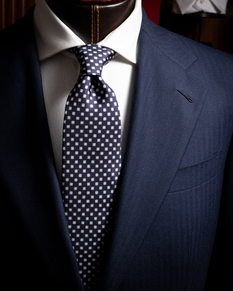 Cravatta Agostino Blu con Fiori Bianchi