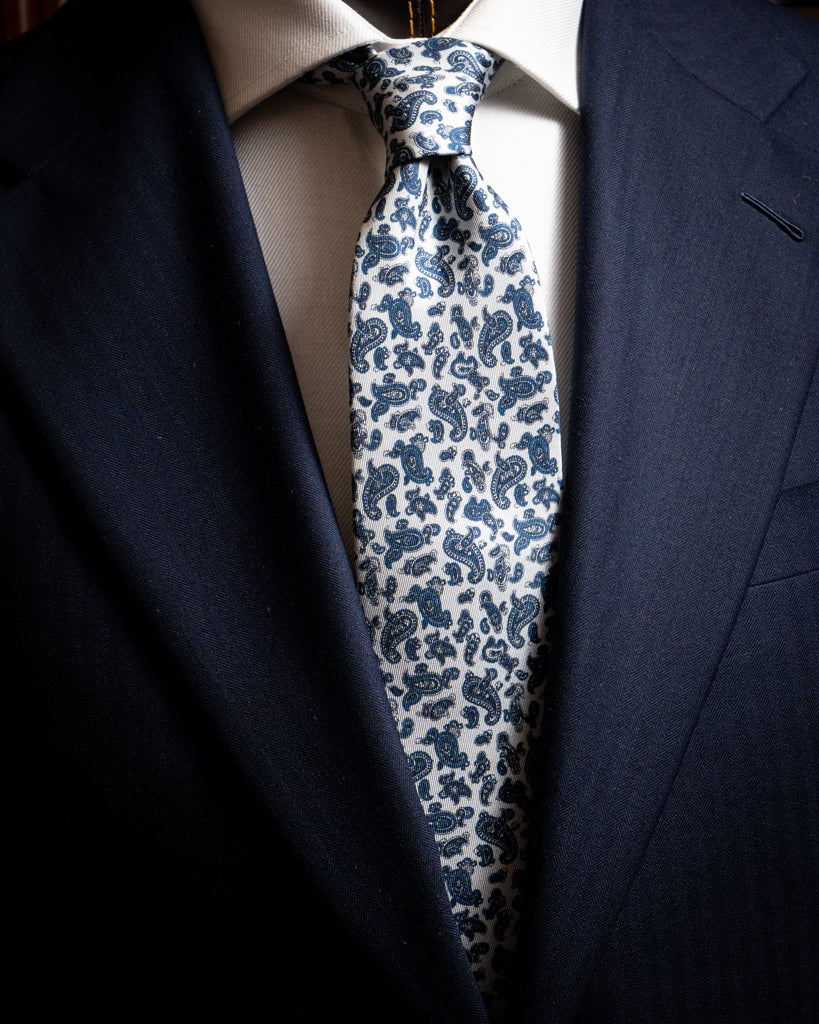 Cravatta Bianca con Disegni Blu