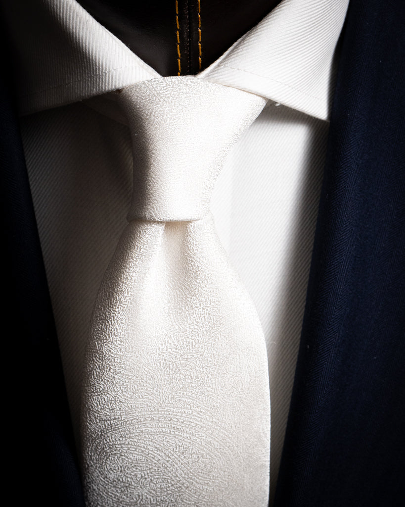 Cravatta Bianca con Fantasia in Rilievo