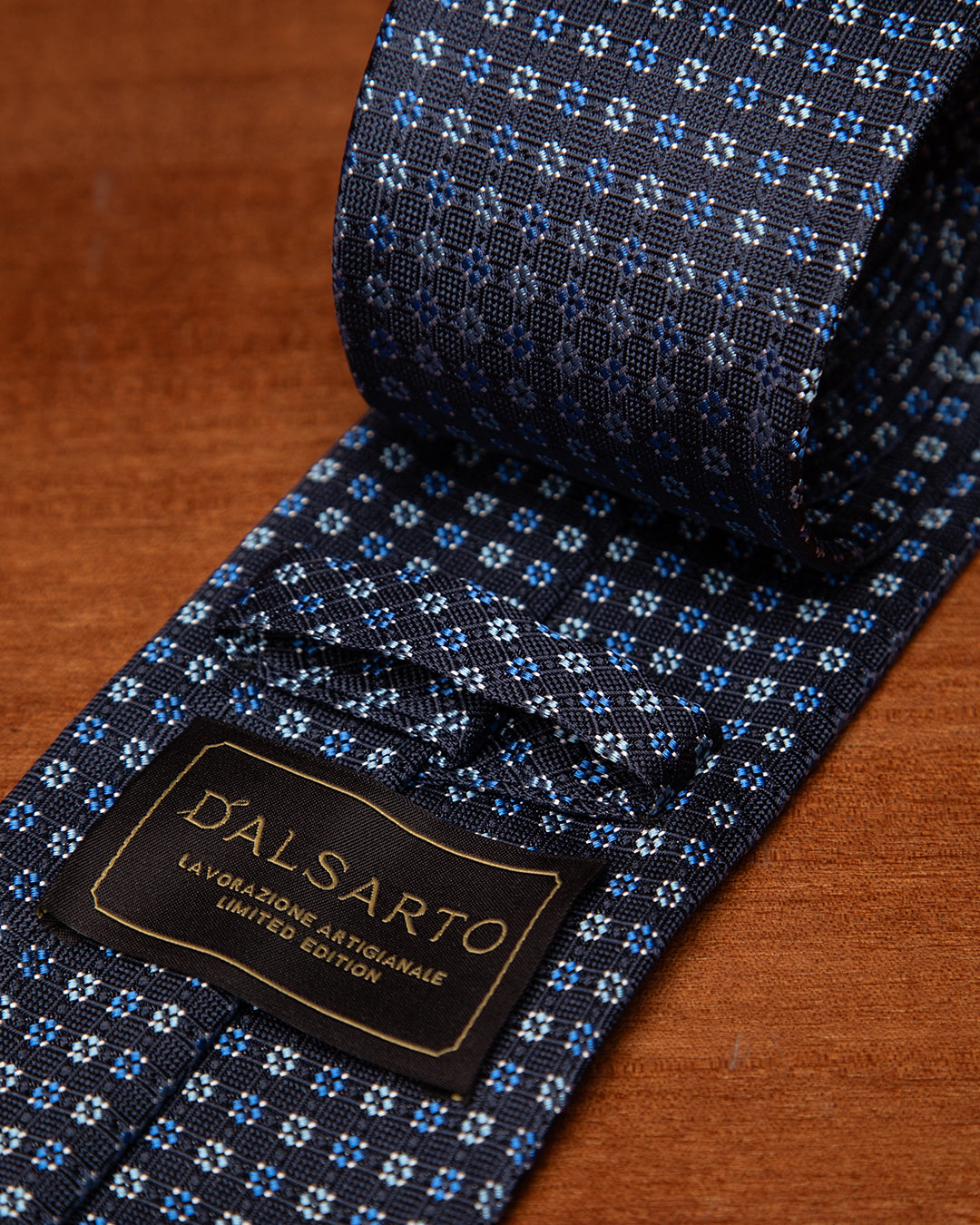 Cravatta Blu con Microquadri Azzurri