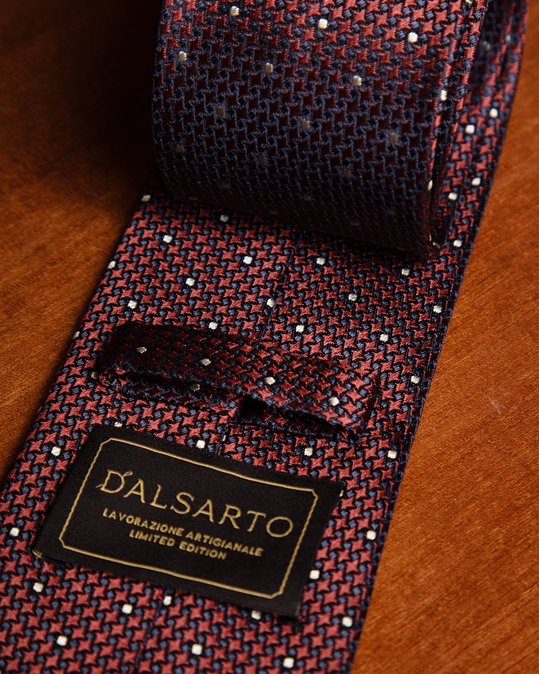 Cravatta Blu Elegante con Rombi Bordeaux