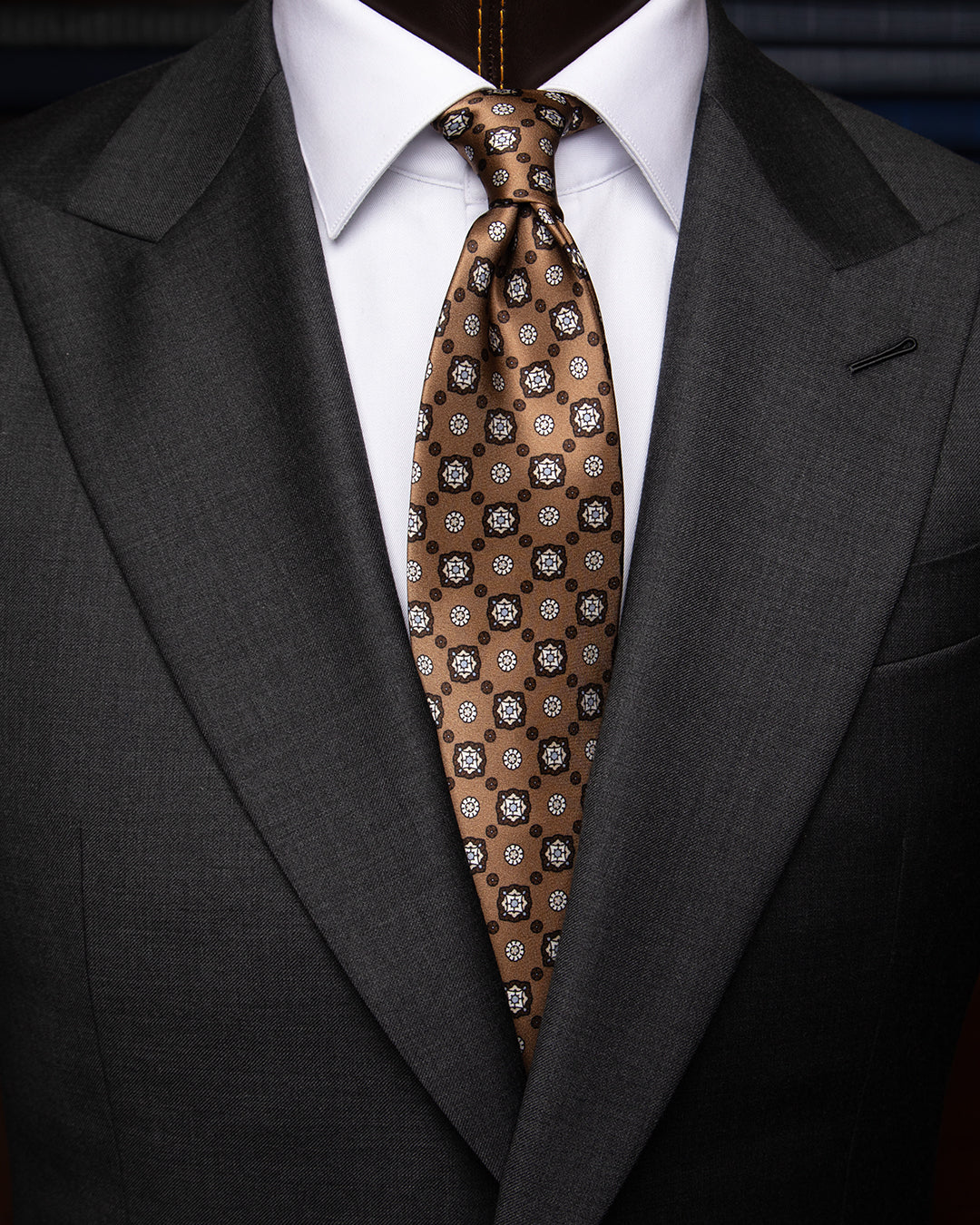 Cravatta Bronzo Fantasia Fiori Bianchi e Marroni