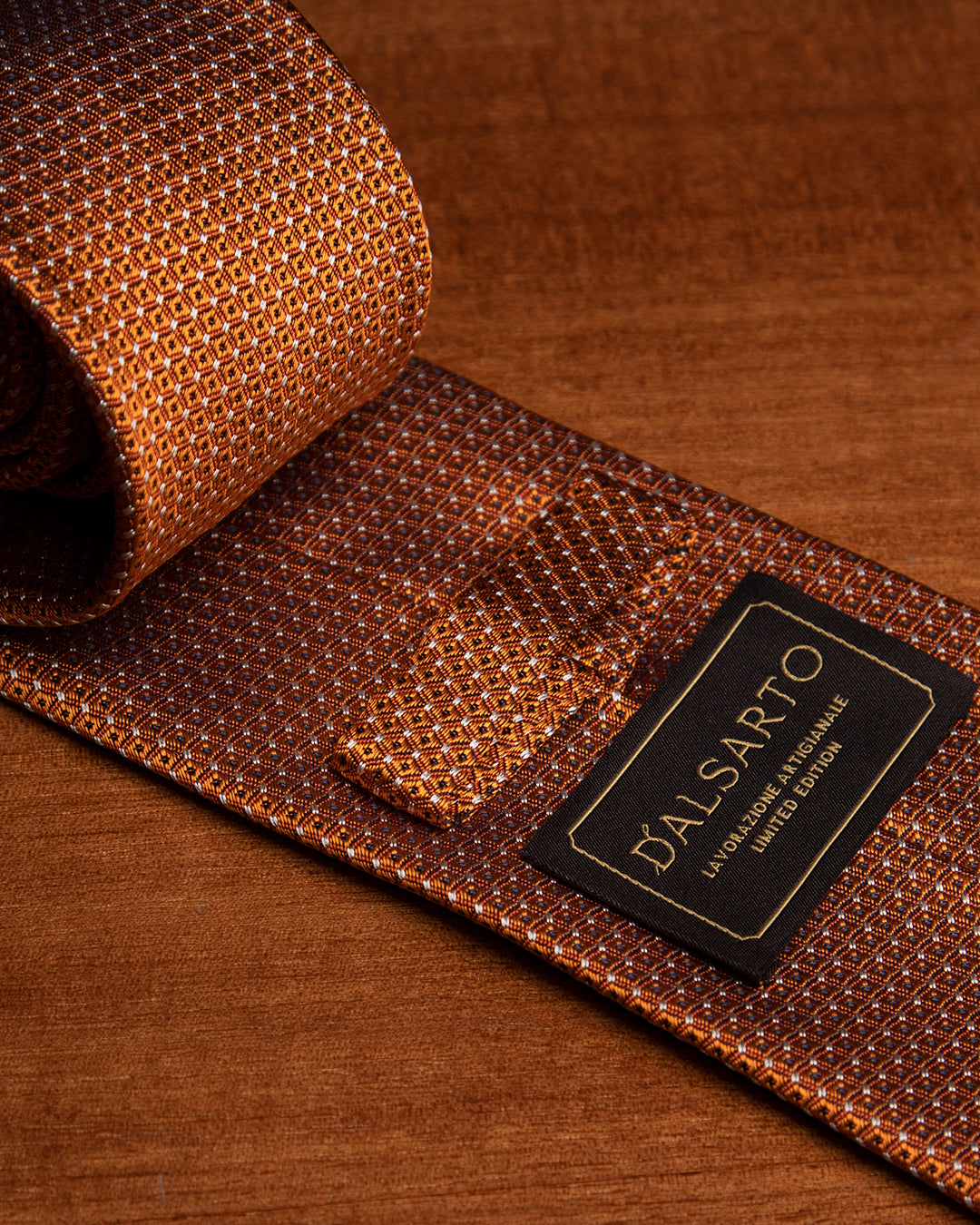 Cravatta Jacquard Arancione Ruggine Con Rombi Tonali E Accenti Avorio