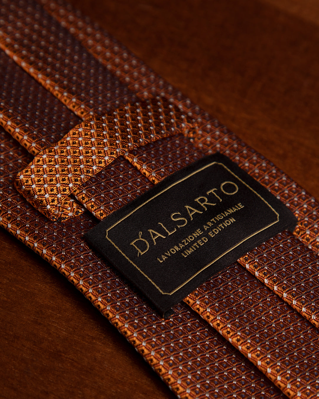 Cravatta Jacquard Arancione Ruggine Con Rombi Tonali E Accenti Avorio