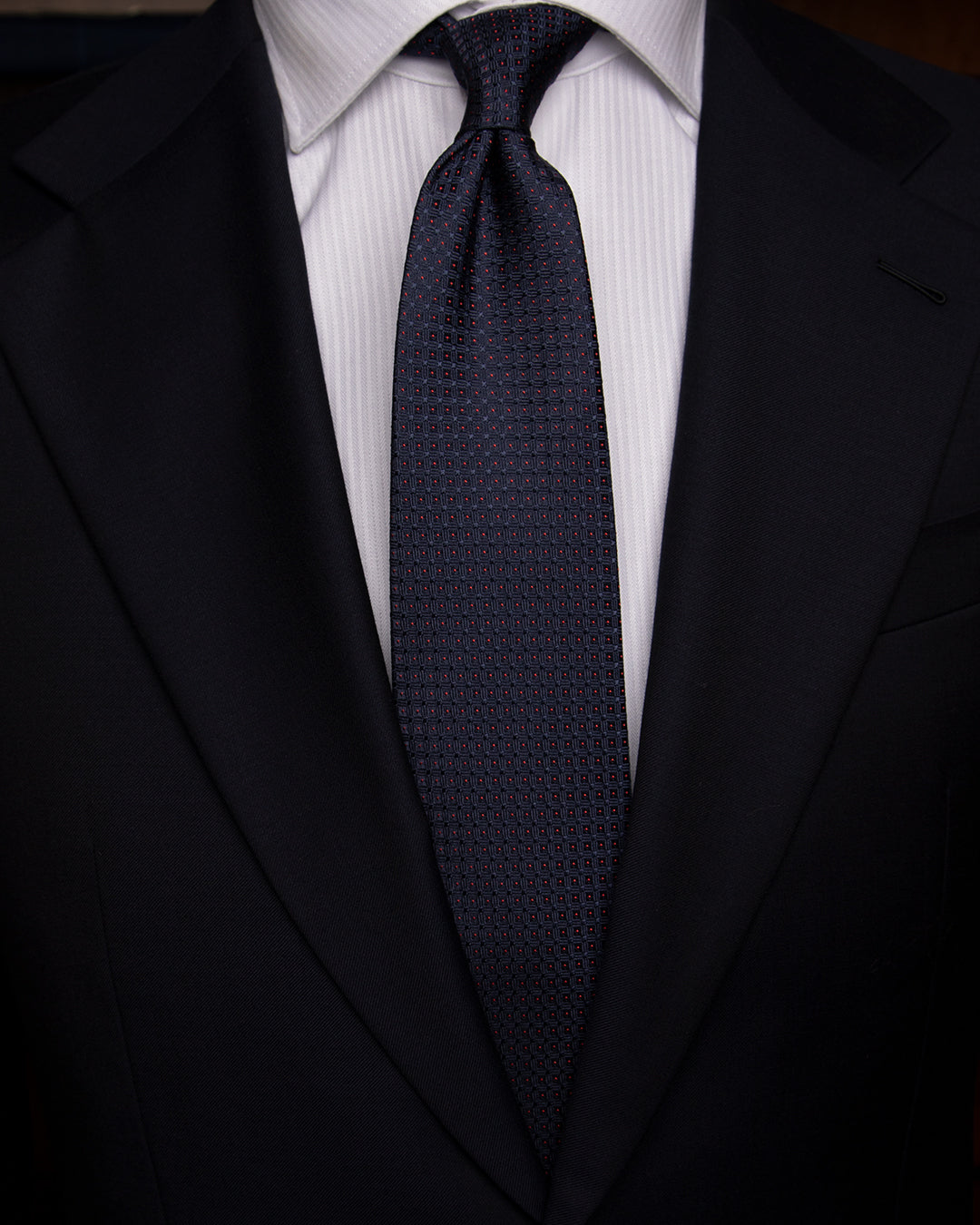 Cravatta Jacquard Blu Notte Con Griglia Blu Notte E Puntini Rossi