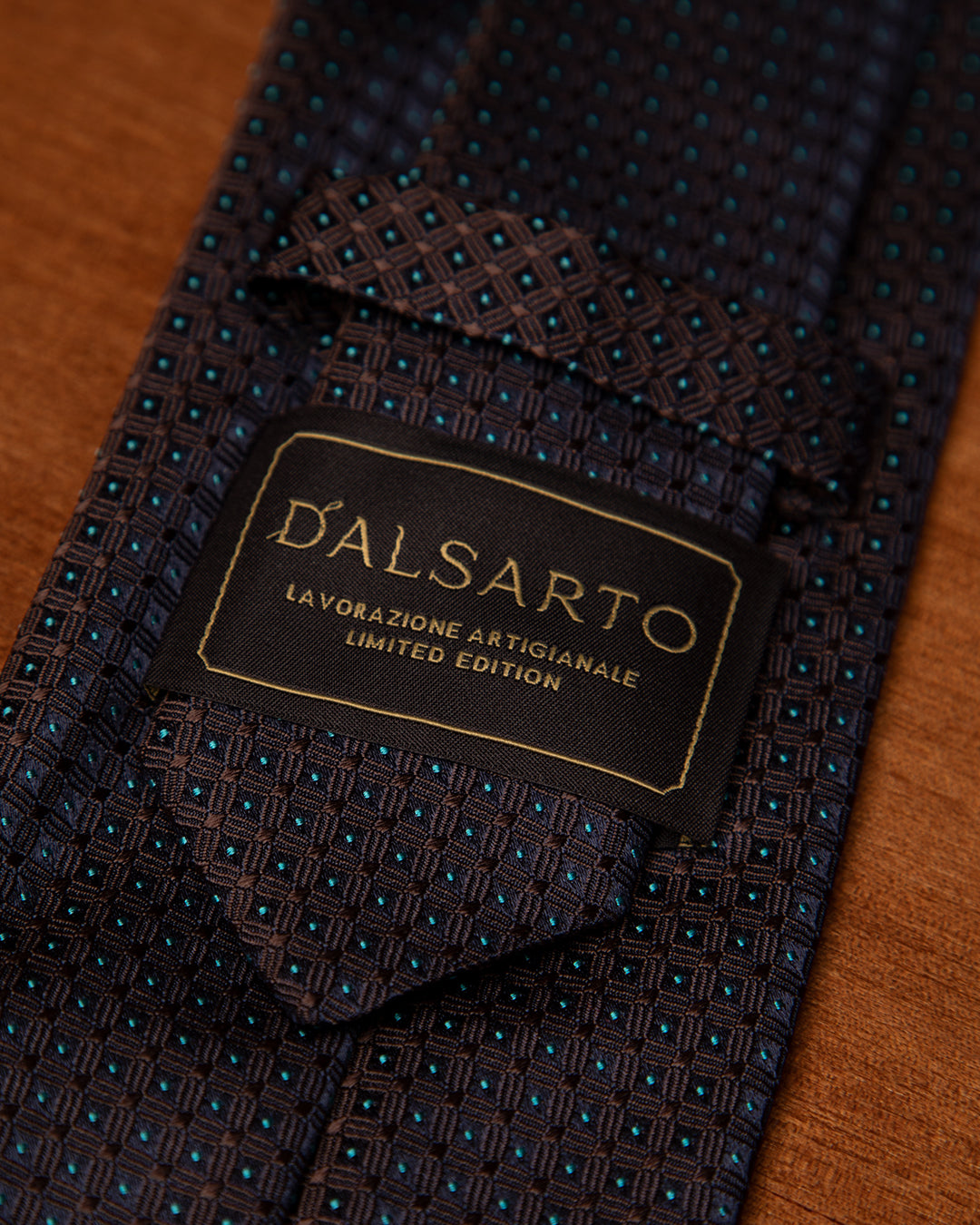 Cravatta Jacquard Blu Notte Con Griglia Marrone Caffè E Puntini Azzurri