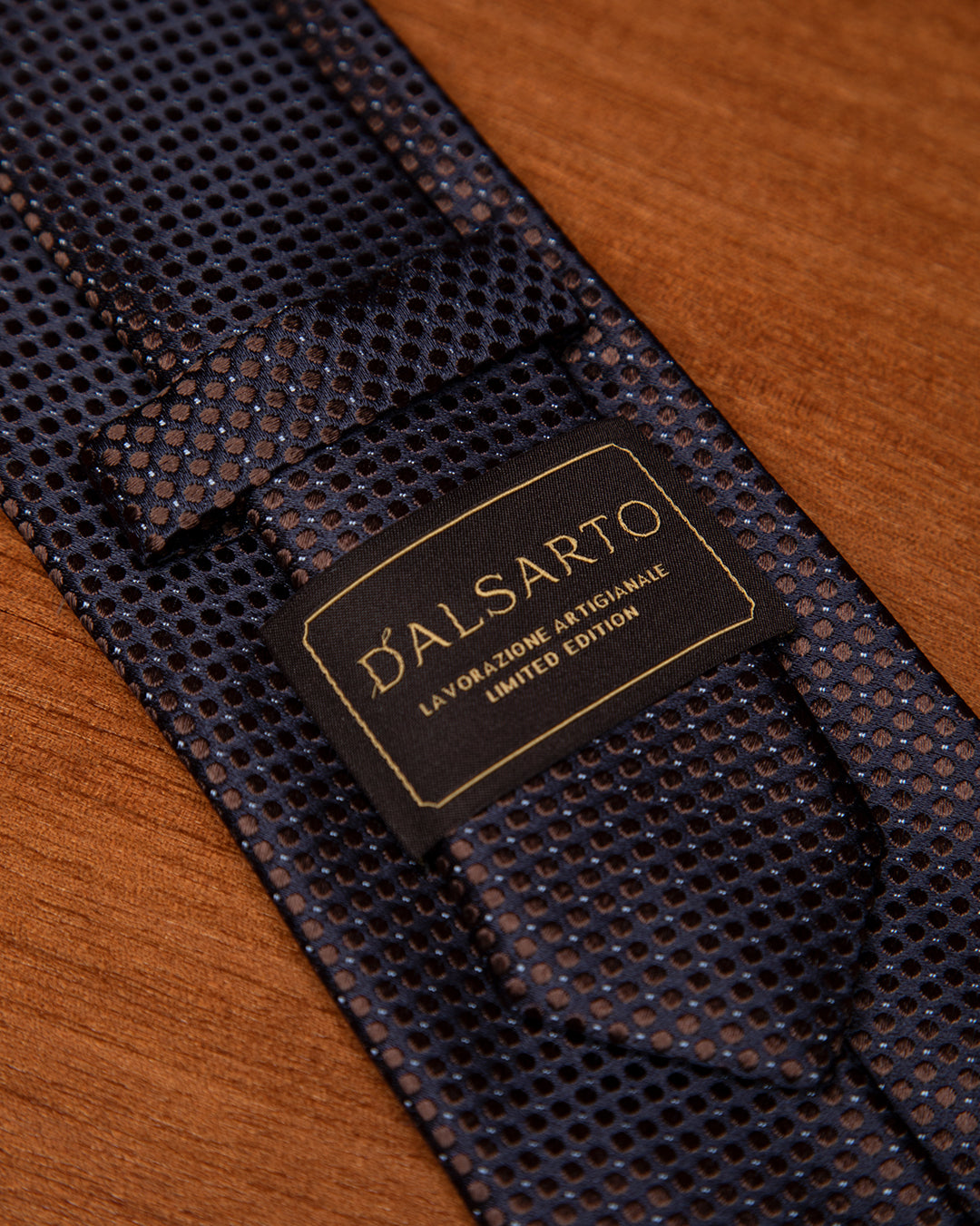 Cravatta Jacquard Blu Notte Con Microcerchi Marrone Caffè E Puntini Azzurri