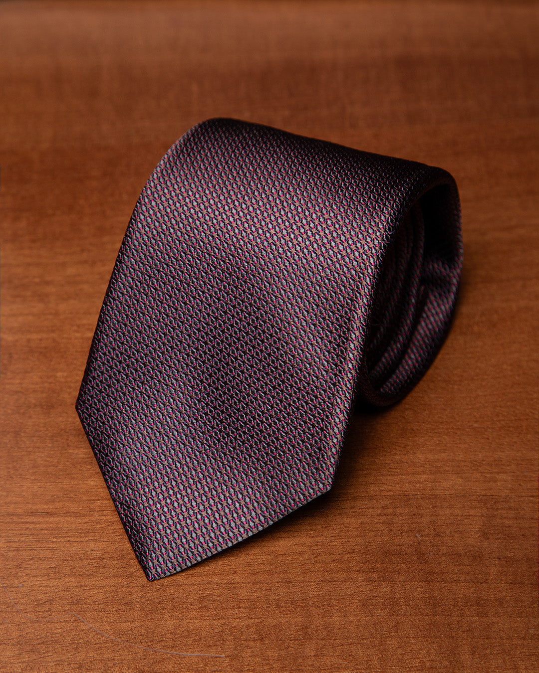 Cravatta Marrone con Micro-Jacquard Rosso